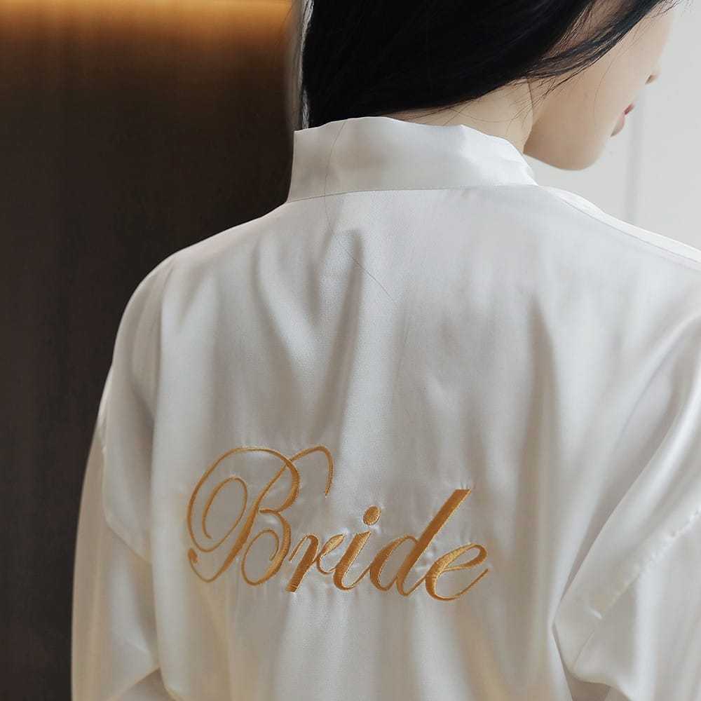 Halat din material satinat cu puf si pene Bride